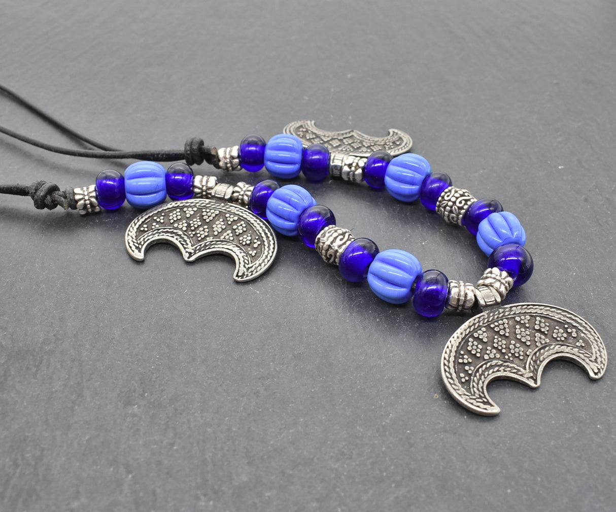 Wikinger Kette mit Lunula – Nordischer Mondanhänger mit blauen Glasperlen
