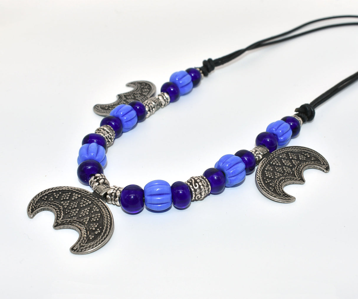 Wikinger Kette mit Lunula – Nordischer Mondanhänger mit blauen Glasperlen