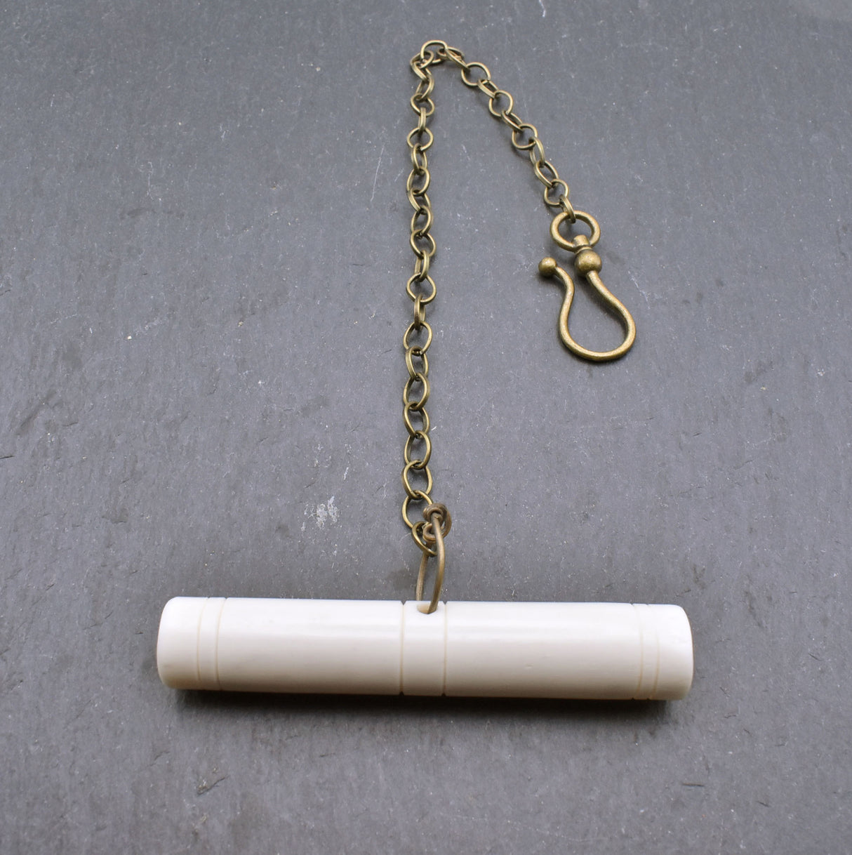 Handgeschnitzte Nadeldose der Wikinger aus Rinderknochen