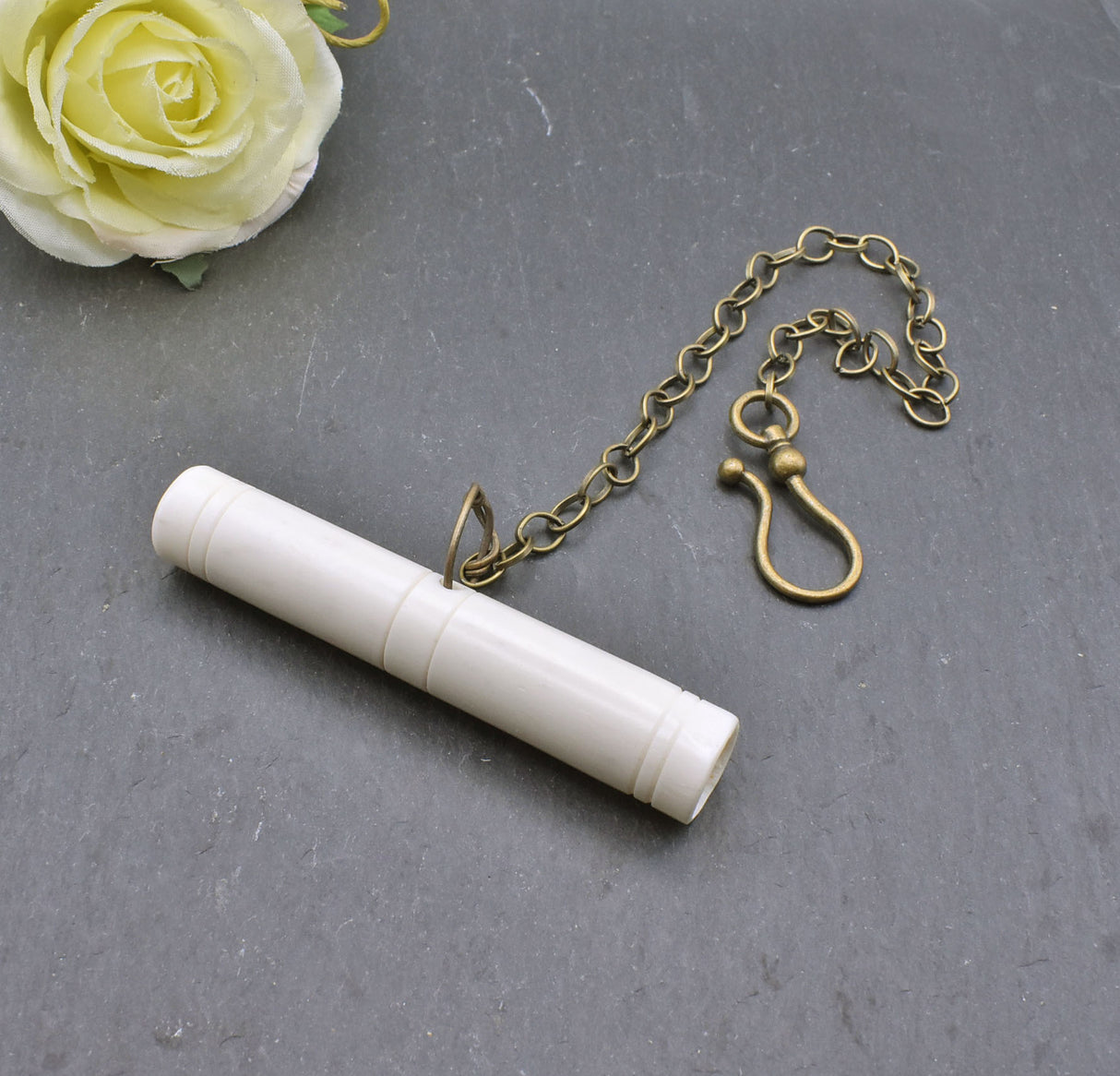 Handgeschnitzte Nadeldose der Wikinger aus Rinderknochen