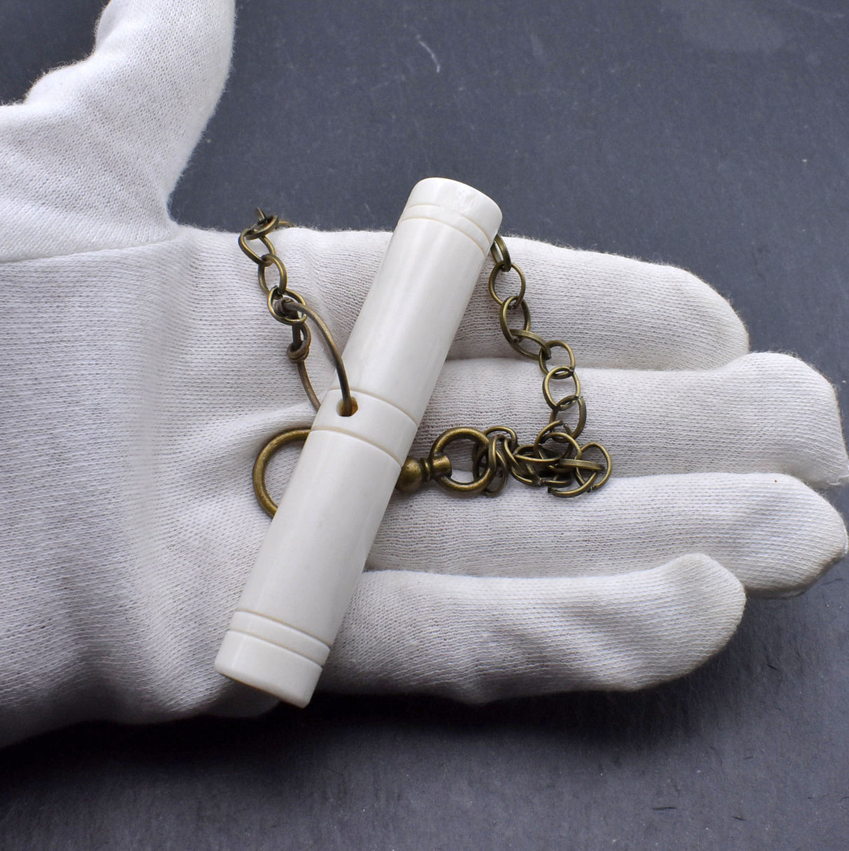 Handgeschnitzte Nadeldose der Wikinger aus Rinderknochen auf der Hand