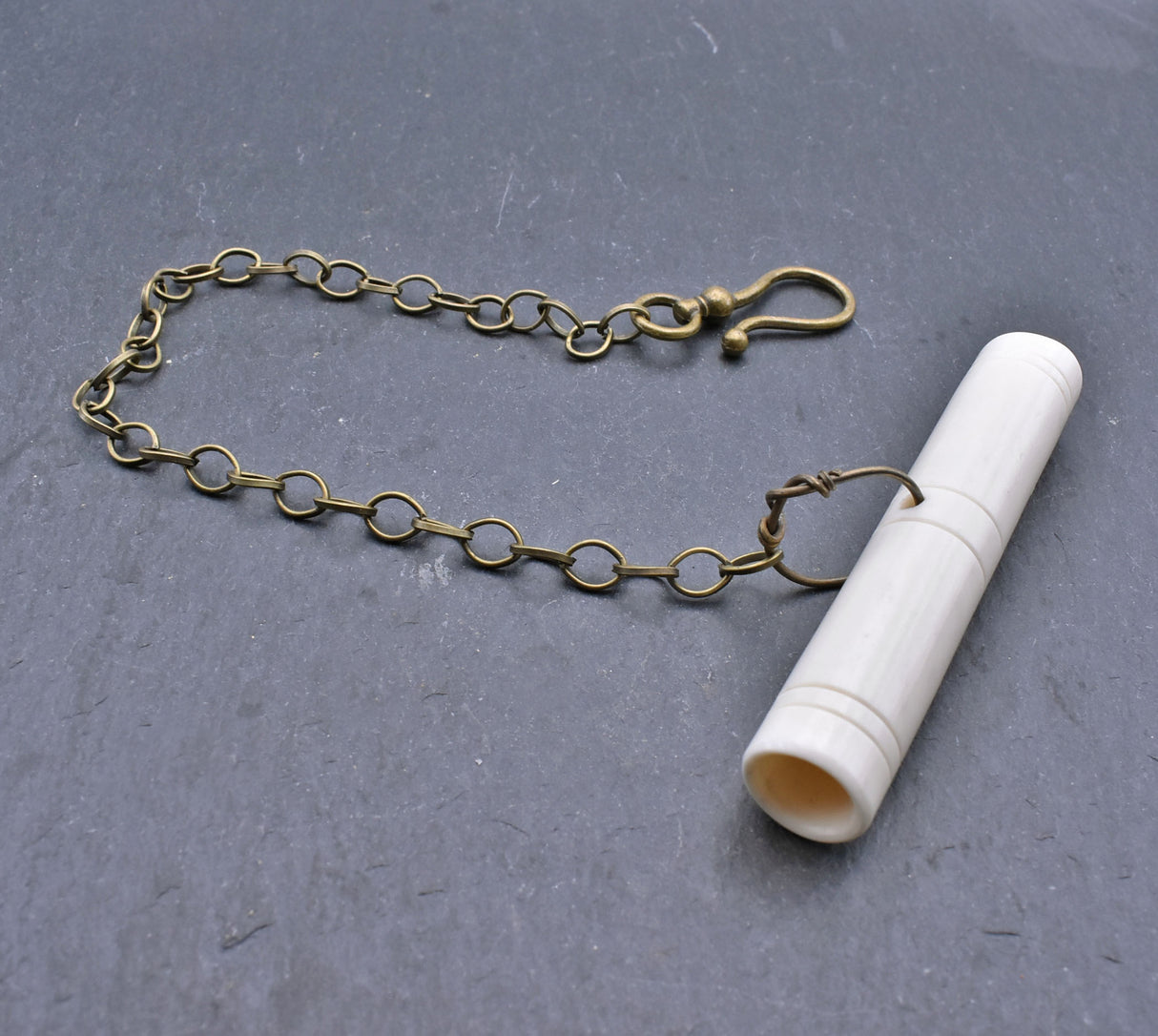 Handgeschnitzte Nadeldose der Wikinger aus Rinderknochen