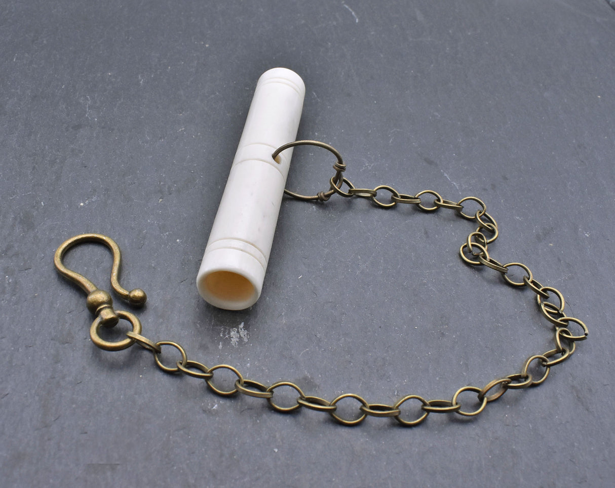 Handgeschnitzte Nadeldose der Wikinger aus Rinderknochen