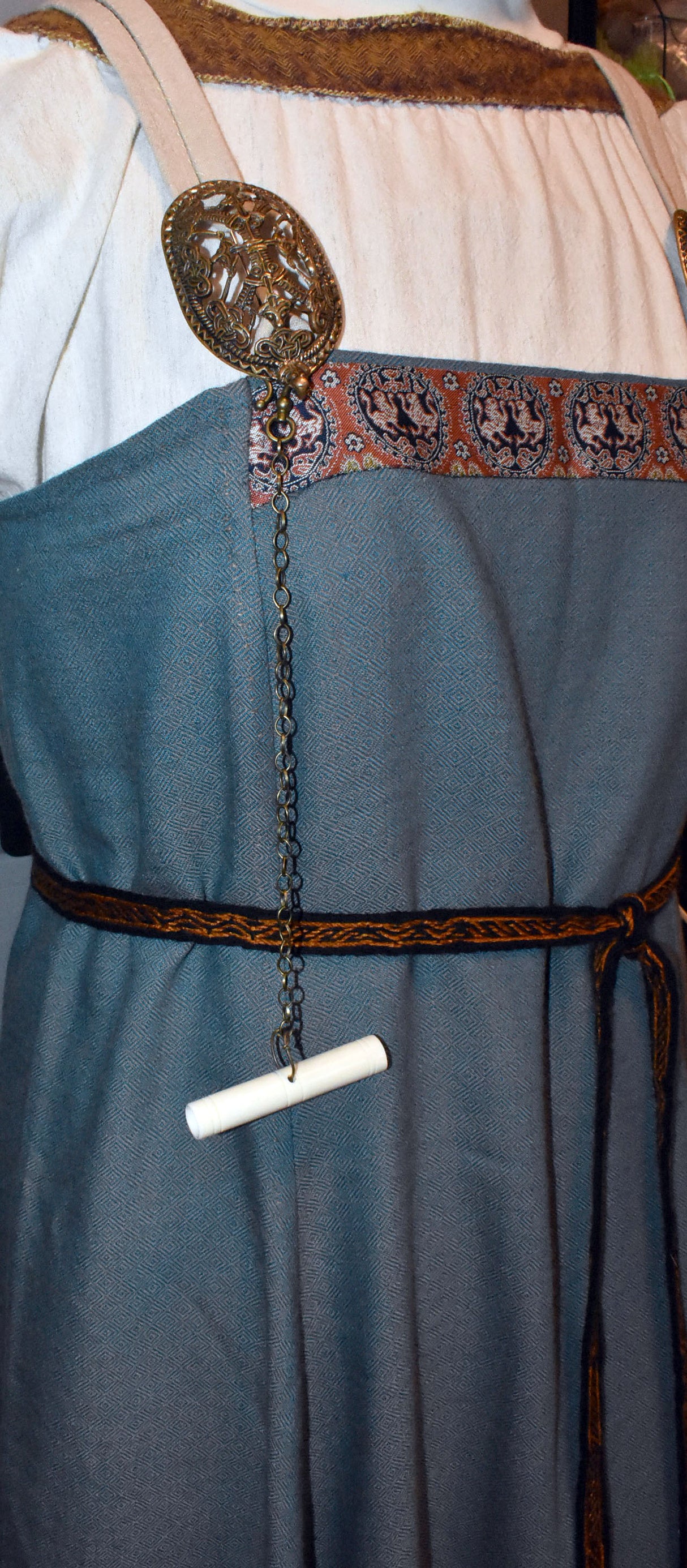 Tragebild der Handgeschnitzte Nadeldose der Wikinger aus Rinderknochen