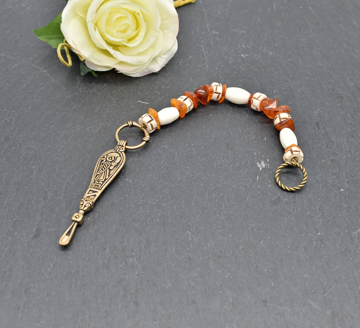 Wikinger-Ohrlöffel nach Birka-Fund – Bronze-Replik mit Bernstein und Knochenperlen - Historisches Accessoire aus der Wikingerzeit von BELANAS SCHATZKISTE