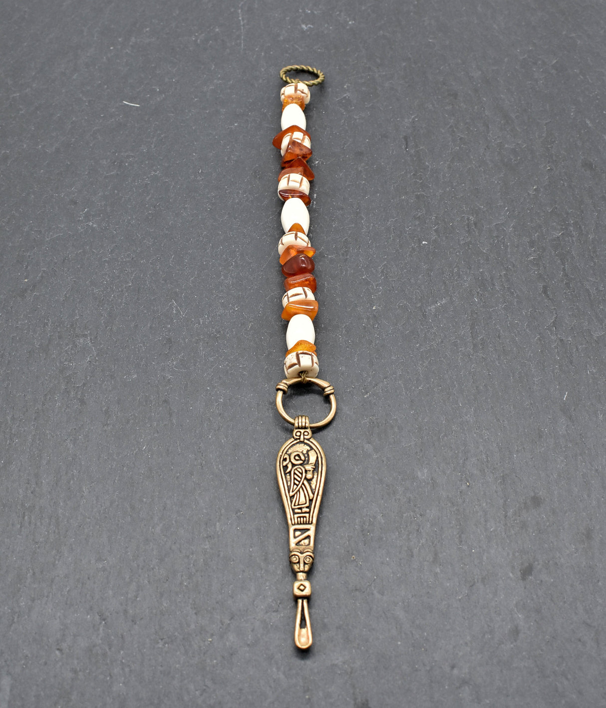 Wikinger-Ohrlöffel nach Birka-Fund – Bronze-Replik mit Bernstein und Knochenperlen - Historisches Accessoire aus der Wikingerzeit von BELANAS SCHATZKISTE