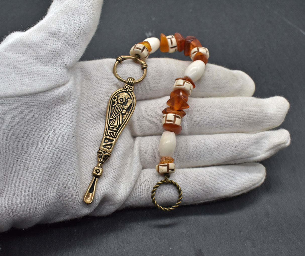 Wikinger-Ohrlöffel nach Birka-Fund – Bronze-Replik mit Bernstein und Knochenperlen - Historisches Accessoire aus der Wikingerzeit von BELANAS SCHATZKISTE