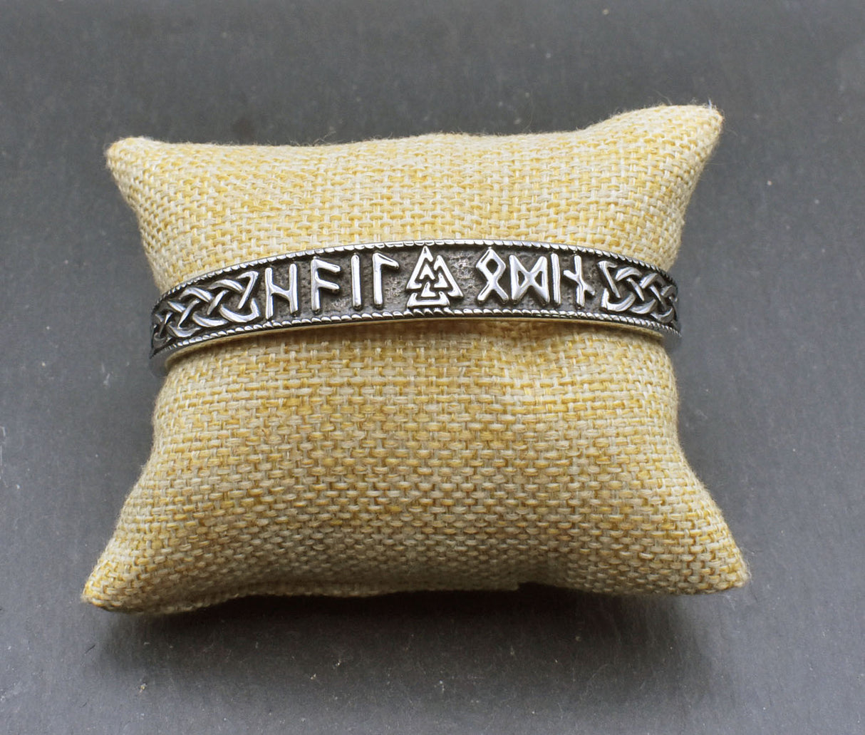 Wikinger Edelstahl Armband mit Runeninschrift "Hail Odin" auf einem Kissen