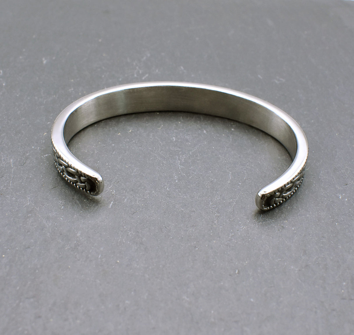 Innenansicht des Wikinger Edelstahl Armband mit Runeninschrift "Hail Odin"