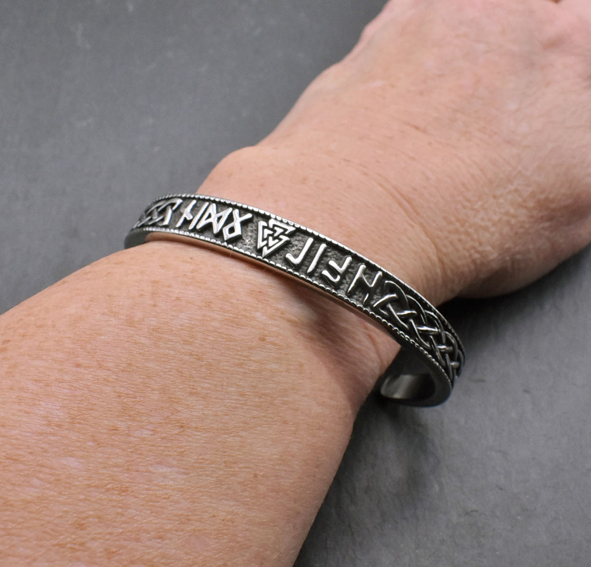 Tragebild des Wikinger Edelstahl Armband mit Runeninschrift "Hail Odin"