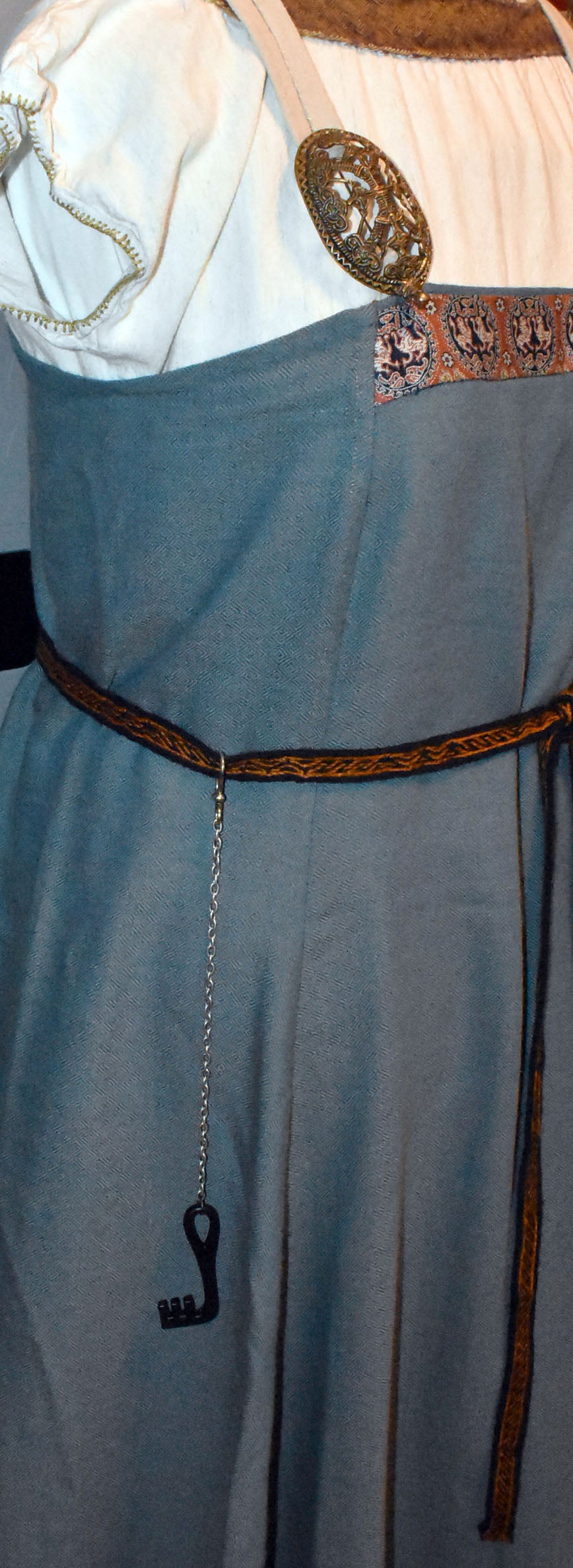 Tragebild am Gürtel des Wikinger-Schlüssel Gotland aus Eisen mit Kette und Haken