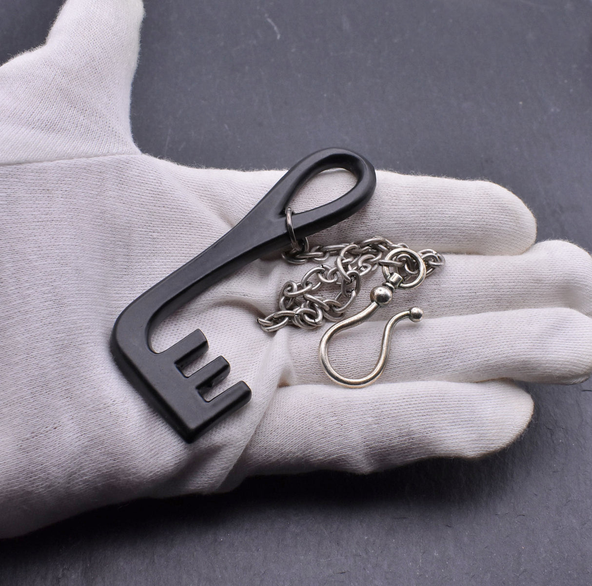 Wikinger-Schlüssel Gotland aus Eisen mit Kette und Haken auf der Hand