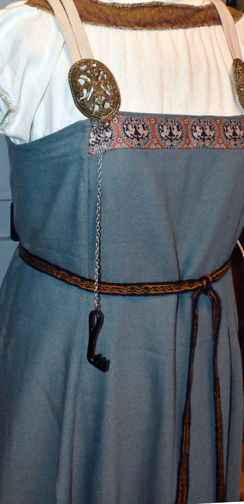 Tragebild am Wikingerkleid des Wikinger-Schlüssel Gotland aus Eisen mit Kette und Haken