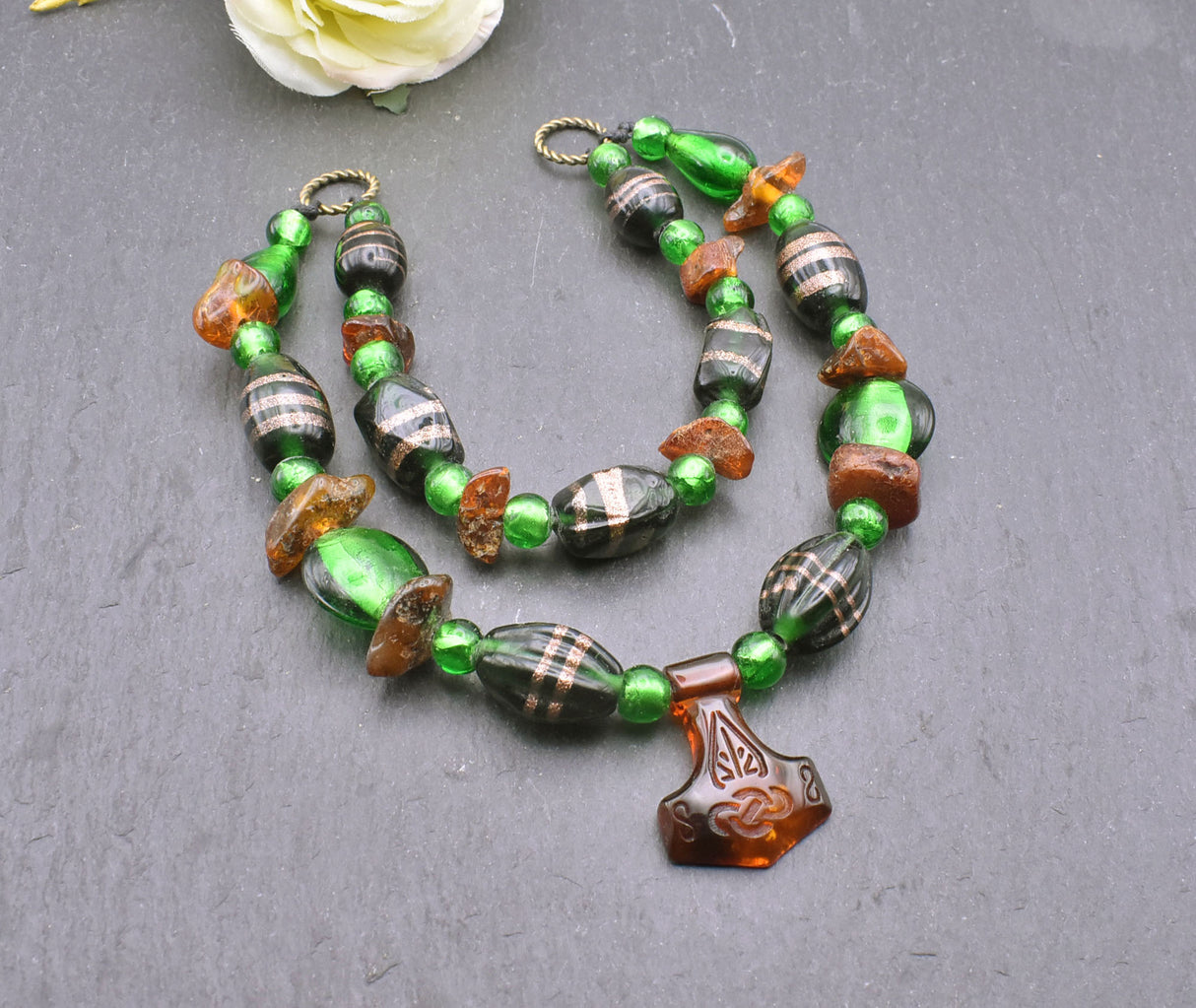 Bernstein Fibelkette mit Thorshammer und grünen Glasperlen