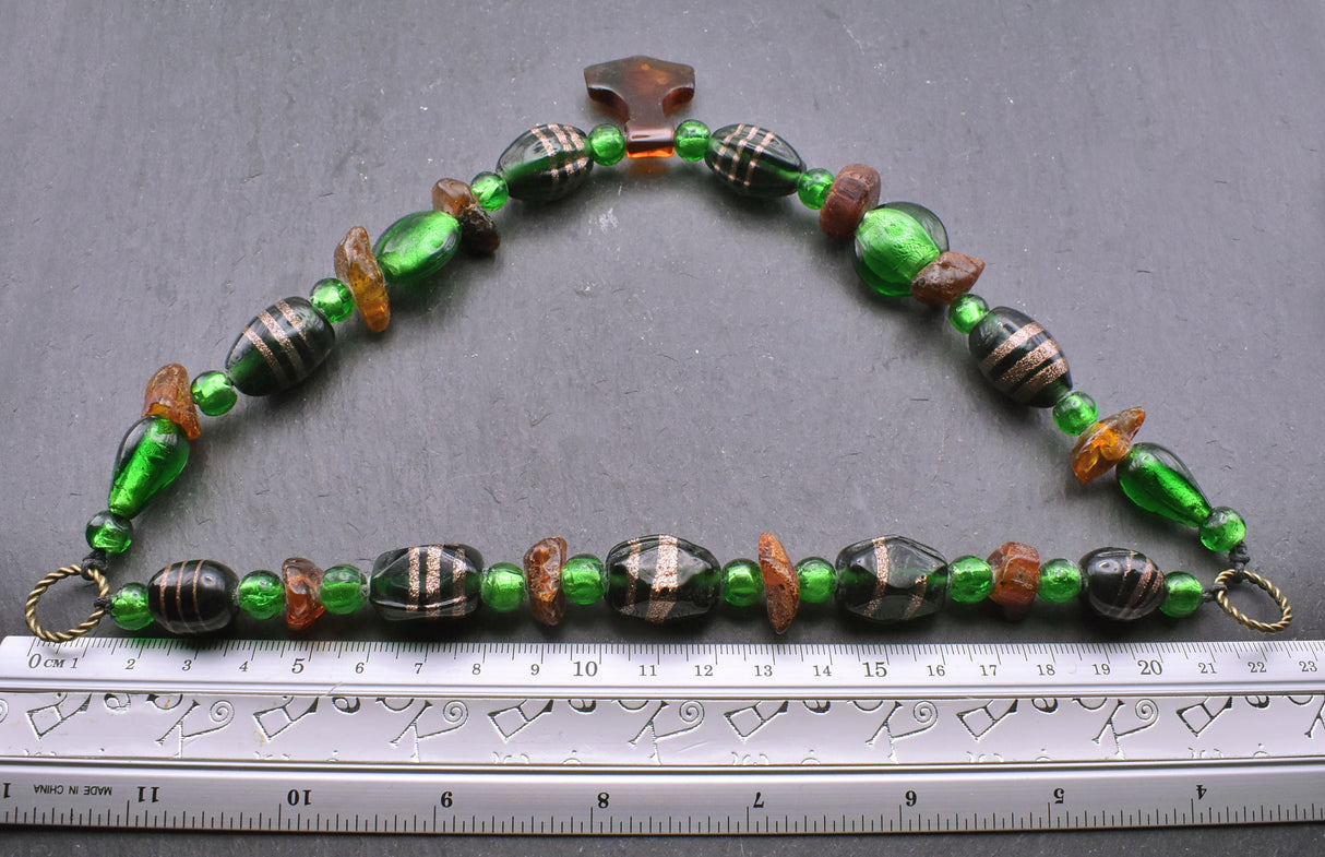 Maße der Bernstein Fibelkette mit Thorshammer und grünen Glasperlen in cm