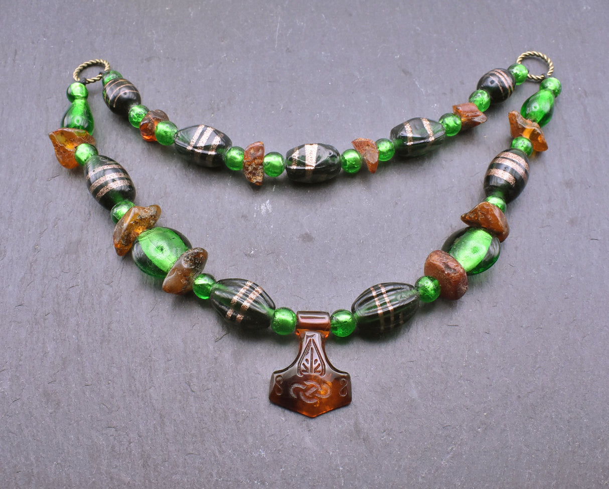 Bernstein Fibelkette mit Thorshammer und grünen Glasperlen