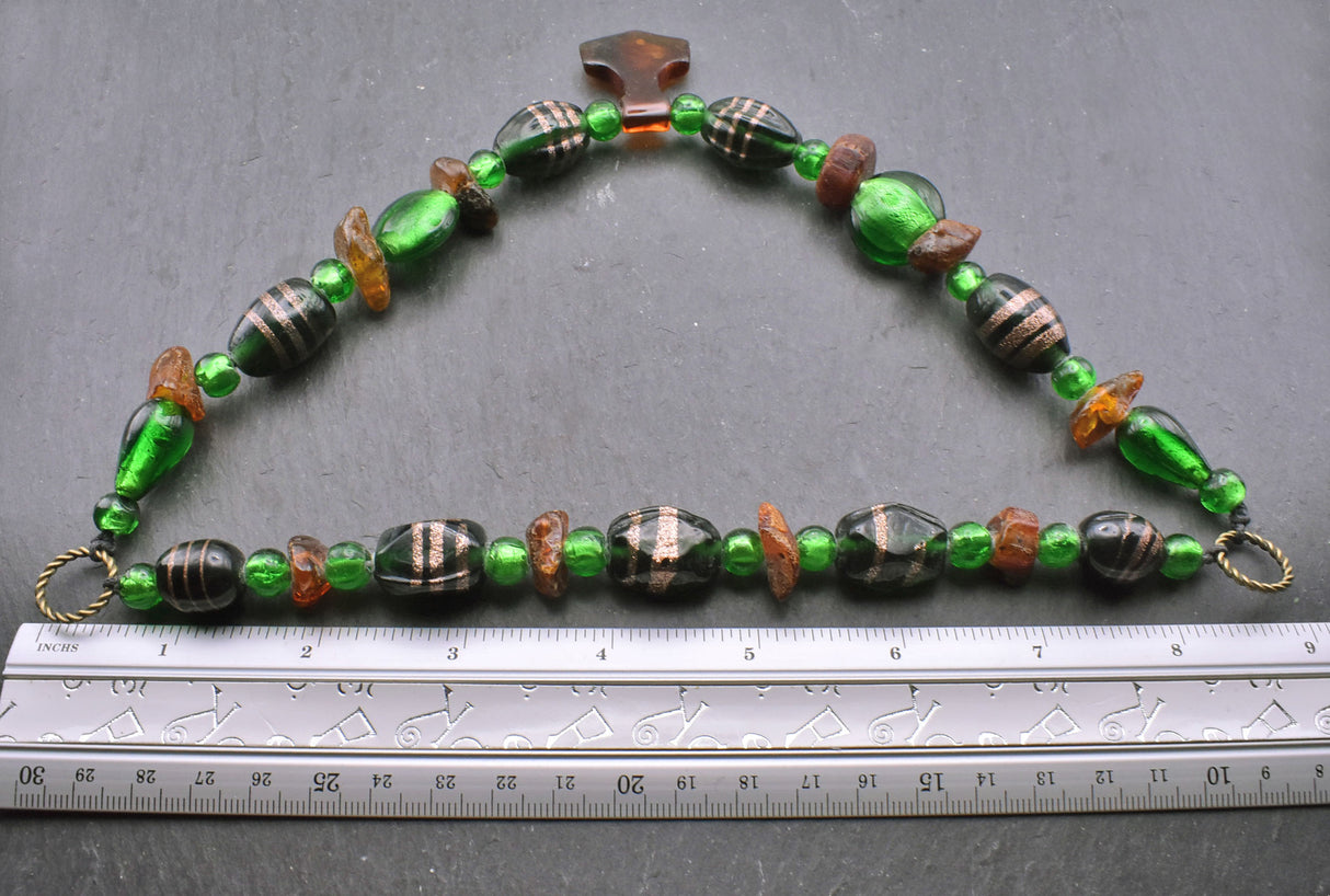 Maße der Bernstein Fibelkette mit Thorshammer und grünen Glasperlen in inch