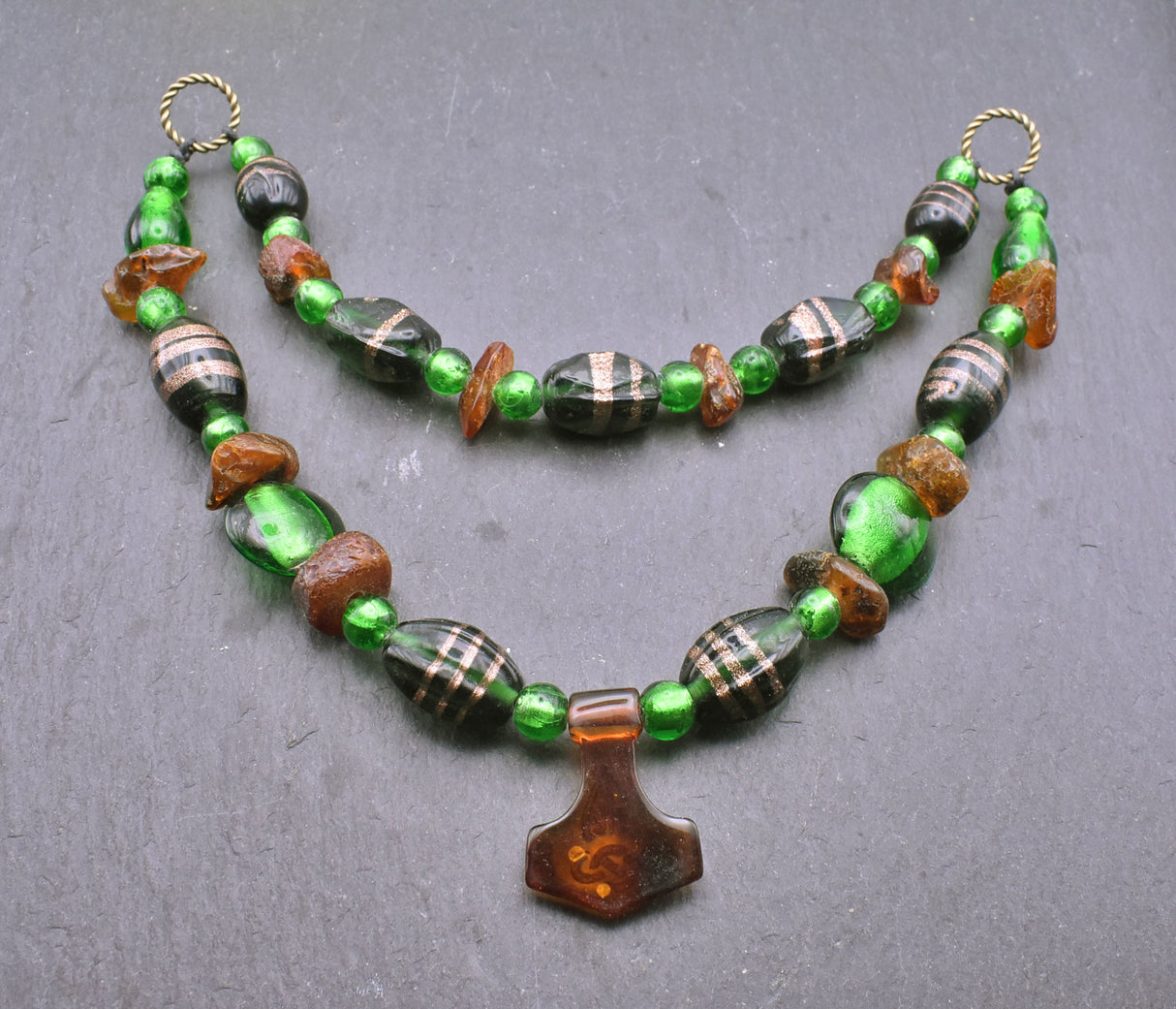 Bernstein Fibelkette mit Thorshammer und grünen Glasperlen