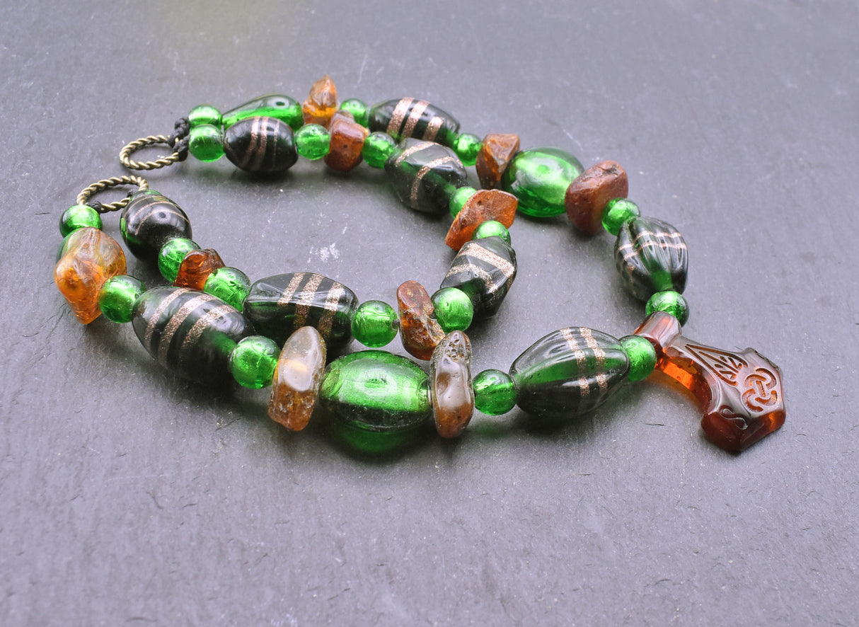 Bernstein Fibelkette mit Thorshammer und grünen Glasperlen