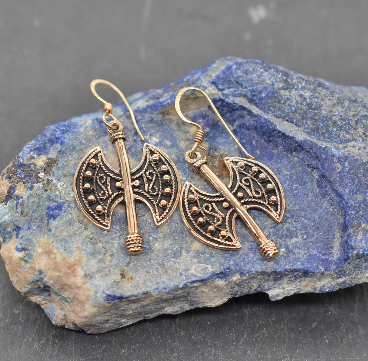 Wikinger Doppelaxt Ohrringe aus Bronze – Mittelalterlicher Ohrschmuck für Kriegerinnen