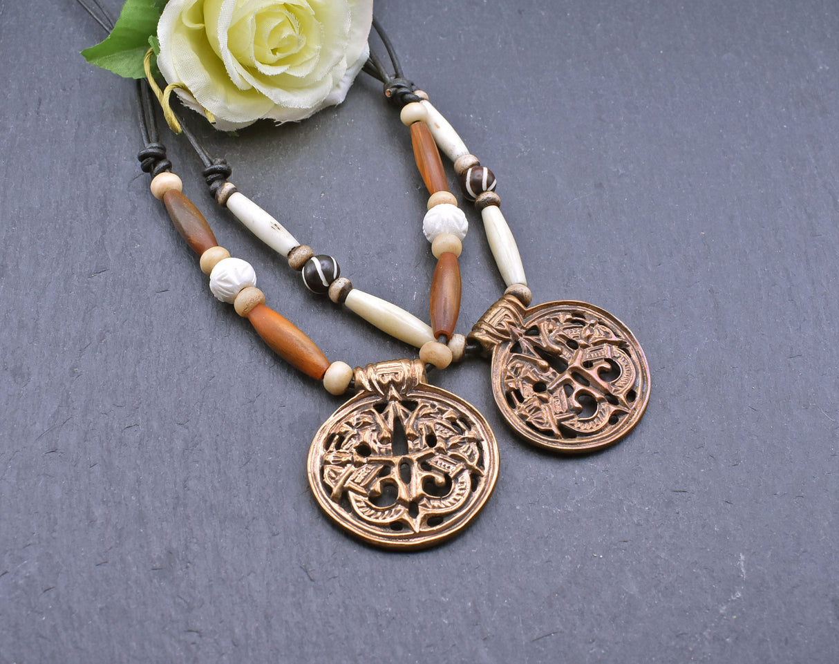 Wikingerkette mit Drachenamulett im Jellingstil mit Horn- und Knochenperlen von BELANAS SCHATZKISTE