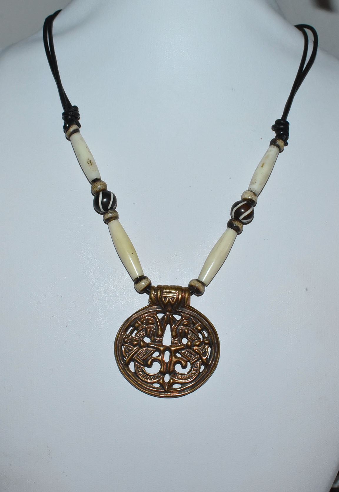 Wikingerkette mit Drachenamulett im Jellingstil mit Horn- und Knochenperlen von BELANAS SCHATZKISTE auf einer Büste