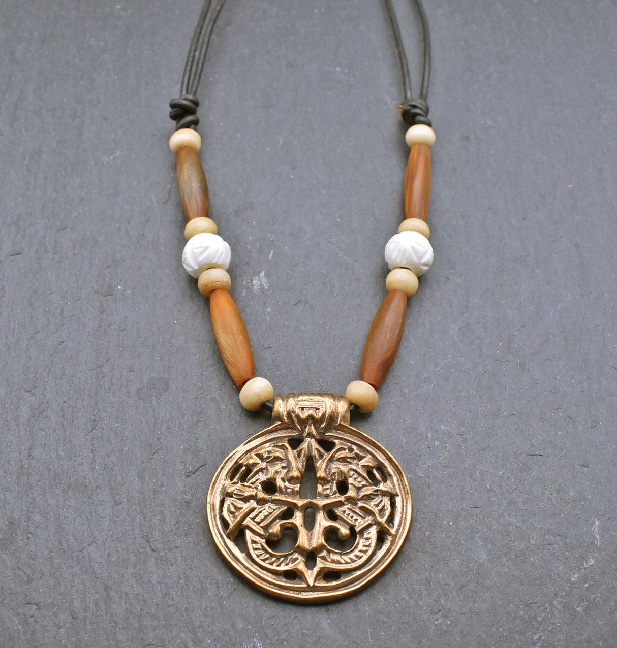 Wikingerkette mit Drachenamulett im Jellingstil mit Horn- und Knochenperlen von BELANAS SCHATZKISTE