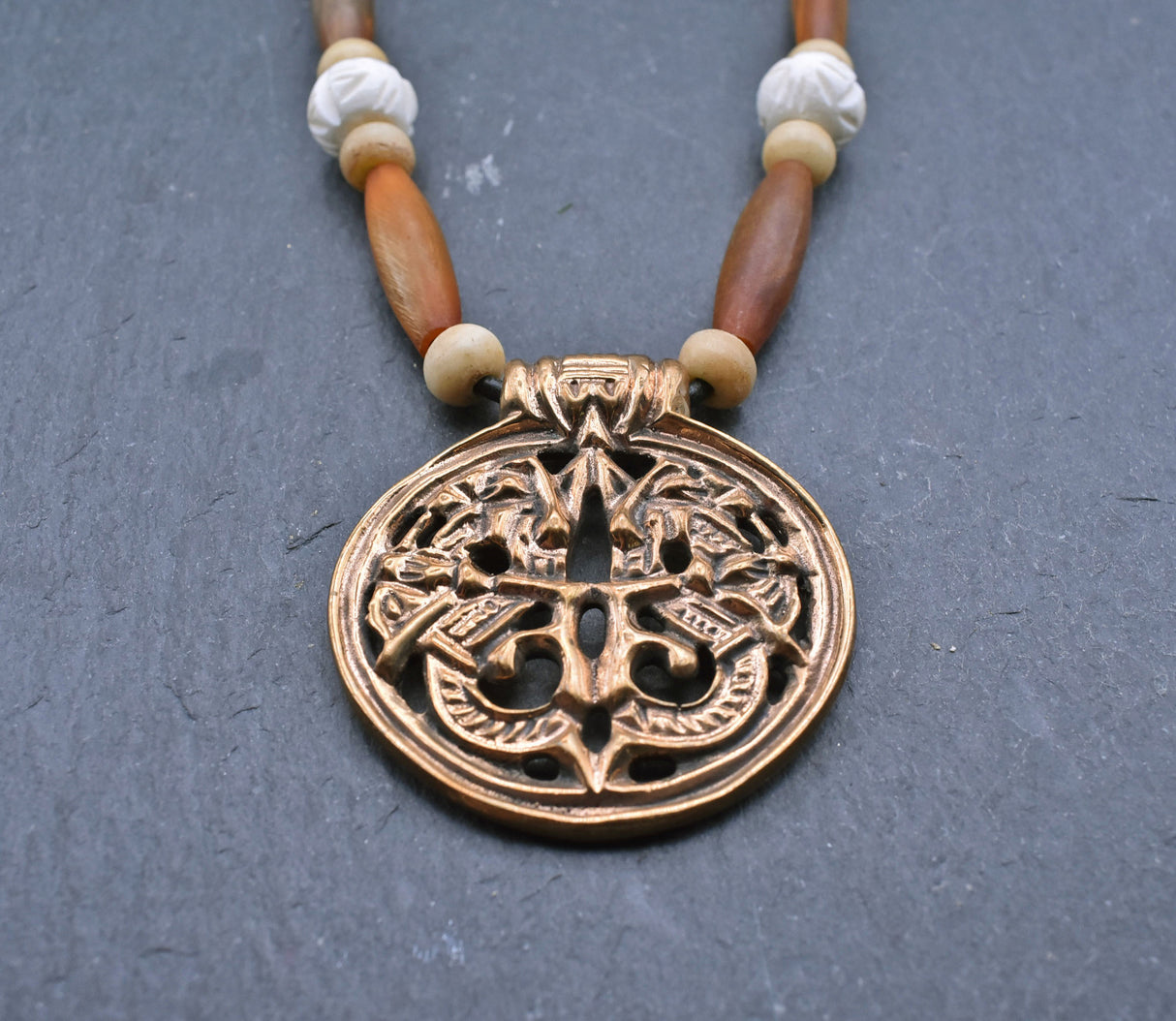 Wikingerkette mit Drachenamulett im Jellingstil mit Horn- und Knochenperlen von BELANAS SCHATZKISTE