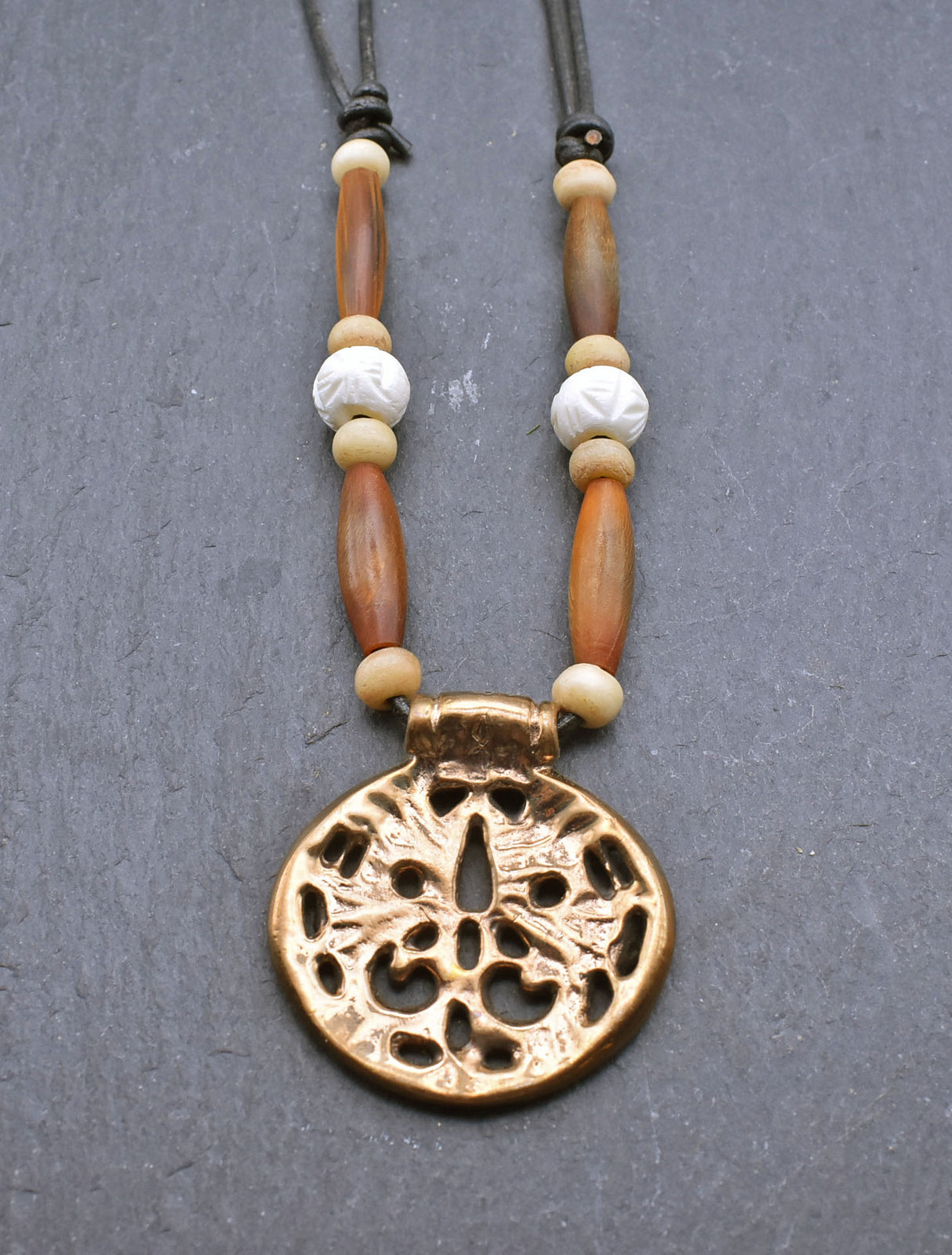 Wikingerkette mit Drachenamulett im Jellingstil mit Horn- und Knochenperlen von BELANAS SCHATZKISTE