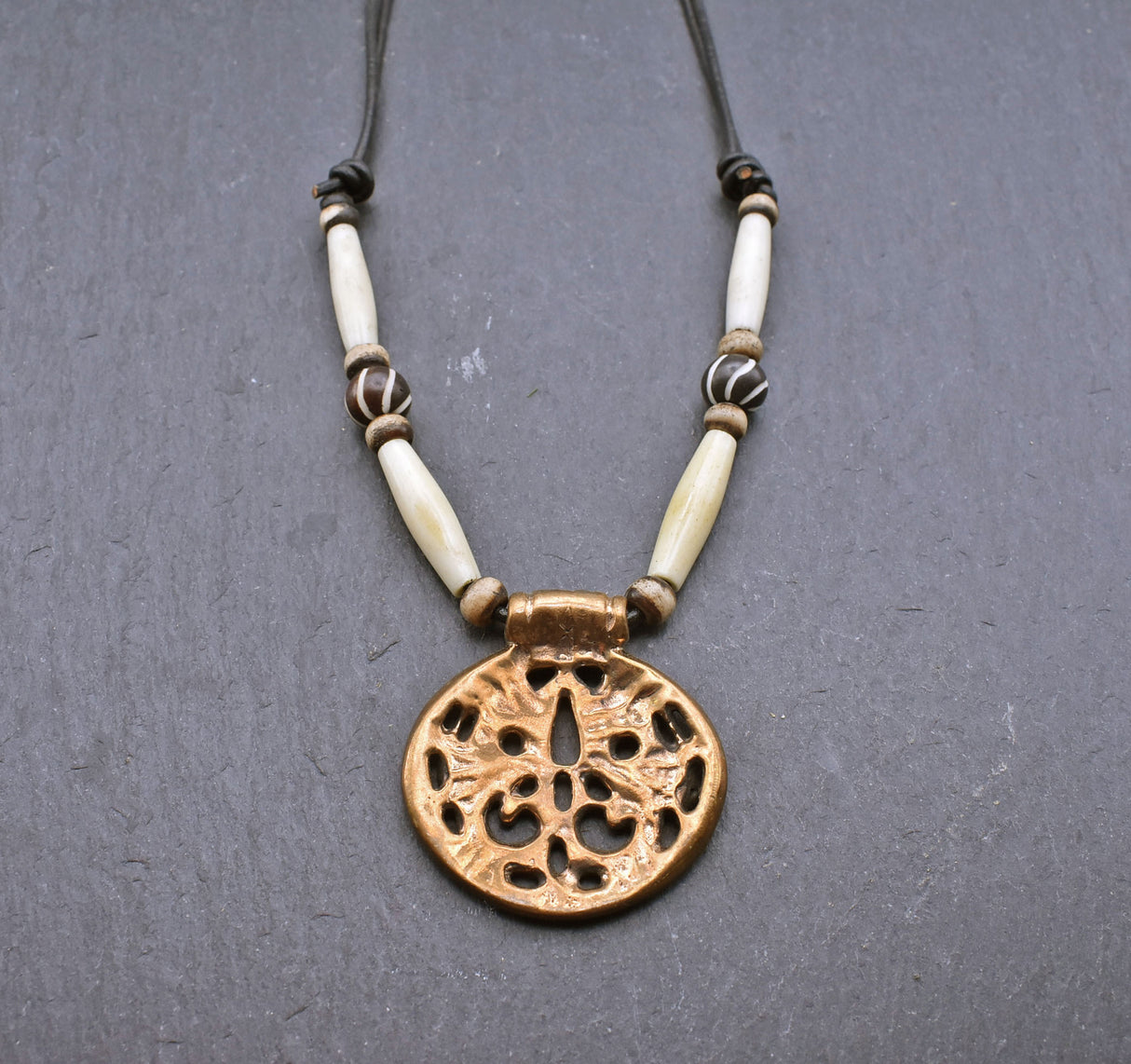 Wikingerkette mit Drachenamulett im Jellingstil mit Horn- und Knochenperlen von BELANAS SCHATZKISTE