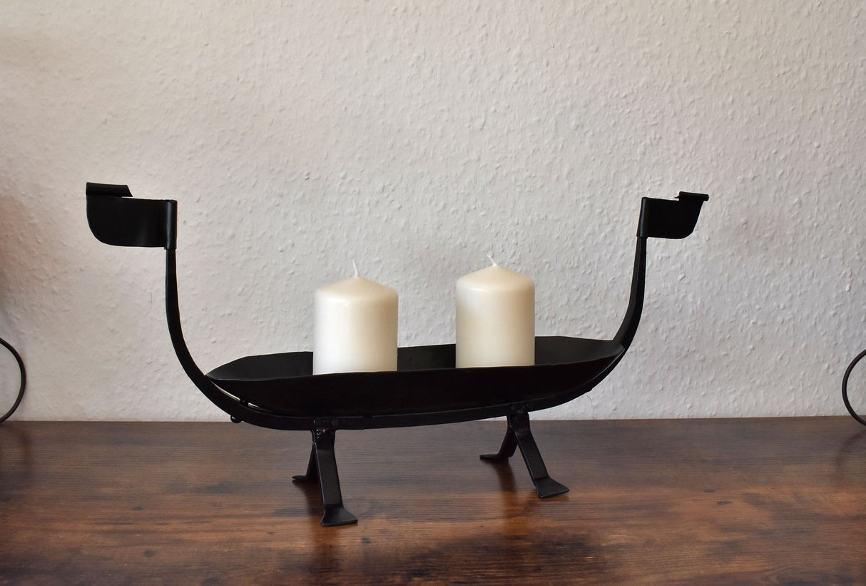 Das Wikinger Drakkar Langboot als Kerzenständer aus Eisen auf einer Kommode