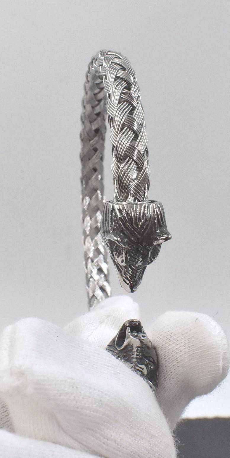 Geflochtener Wolfsarmreif aus Edelstahl Details der Wolfsköpfe