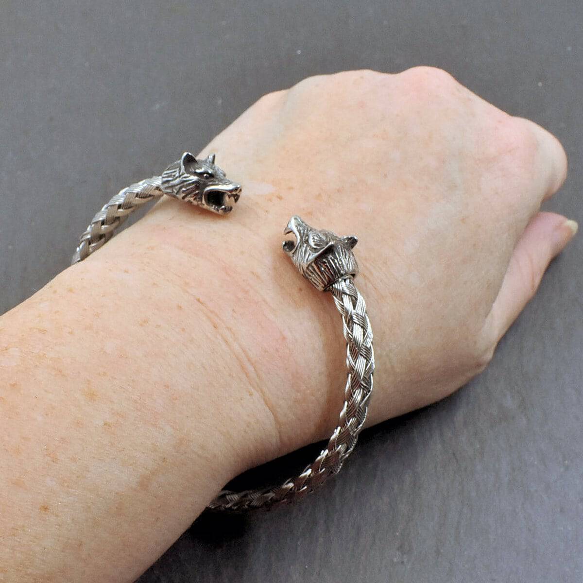 Tragebild des Geflochtener Wolfsarmreif aus Edelstahl