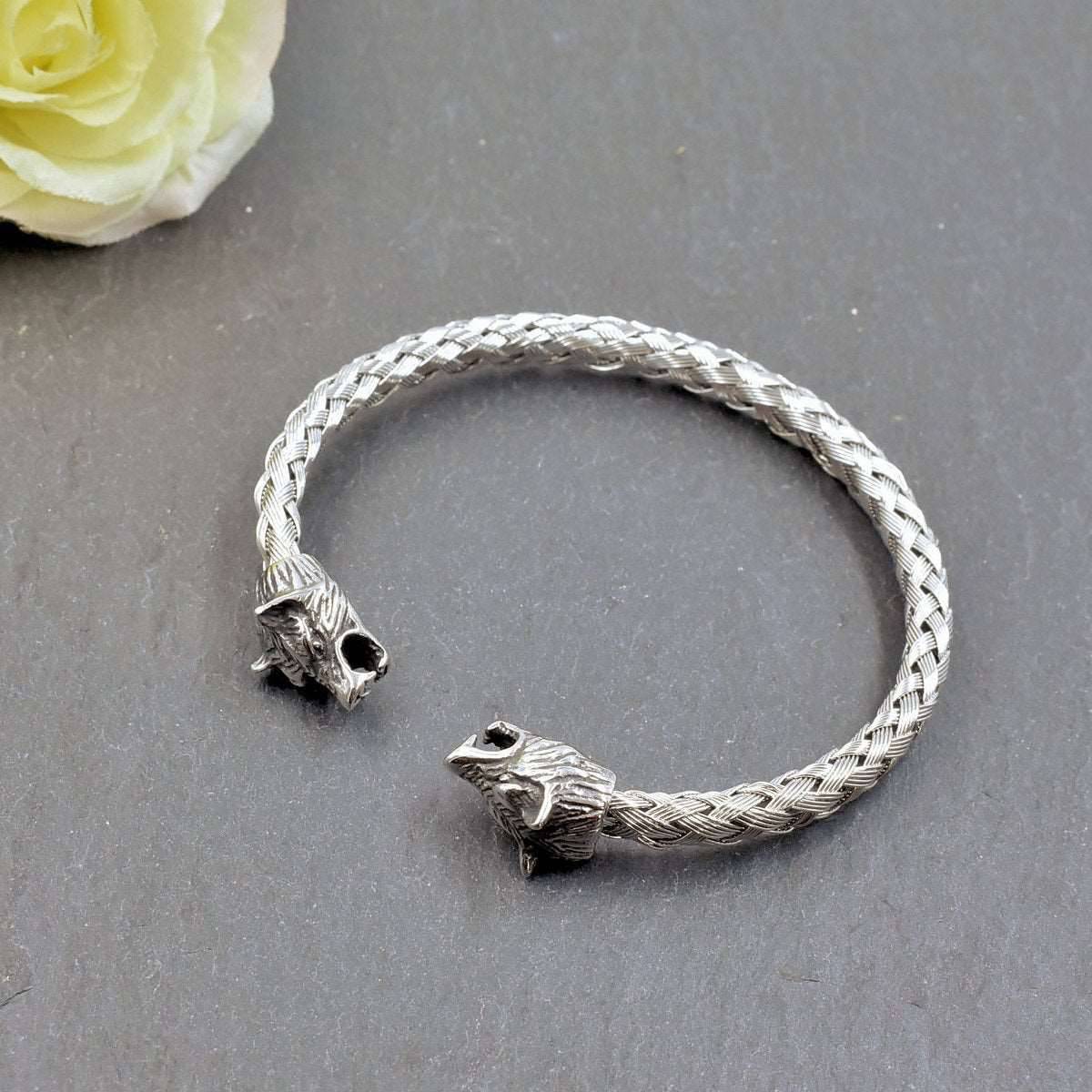 Geflochtener Wolfsarmreif aus Edelstahl