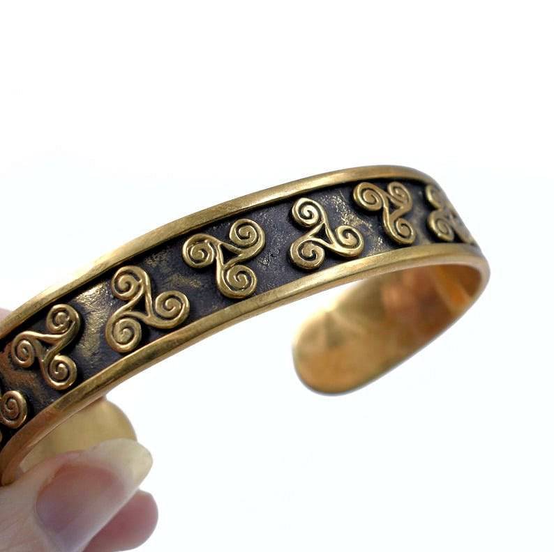 Keltischer Bronzearmreif mit Triskelen aus Bronze