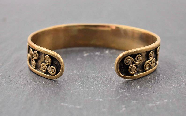 Keltischer Bronzearmreif mit Triskelen aus Bronze