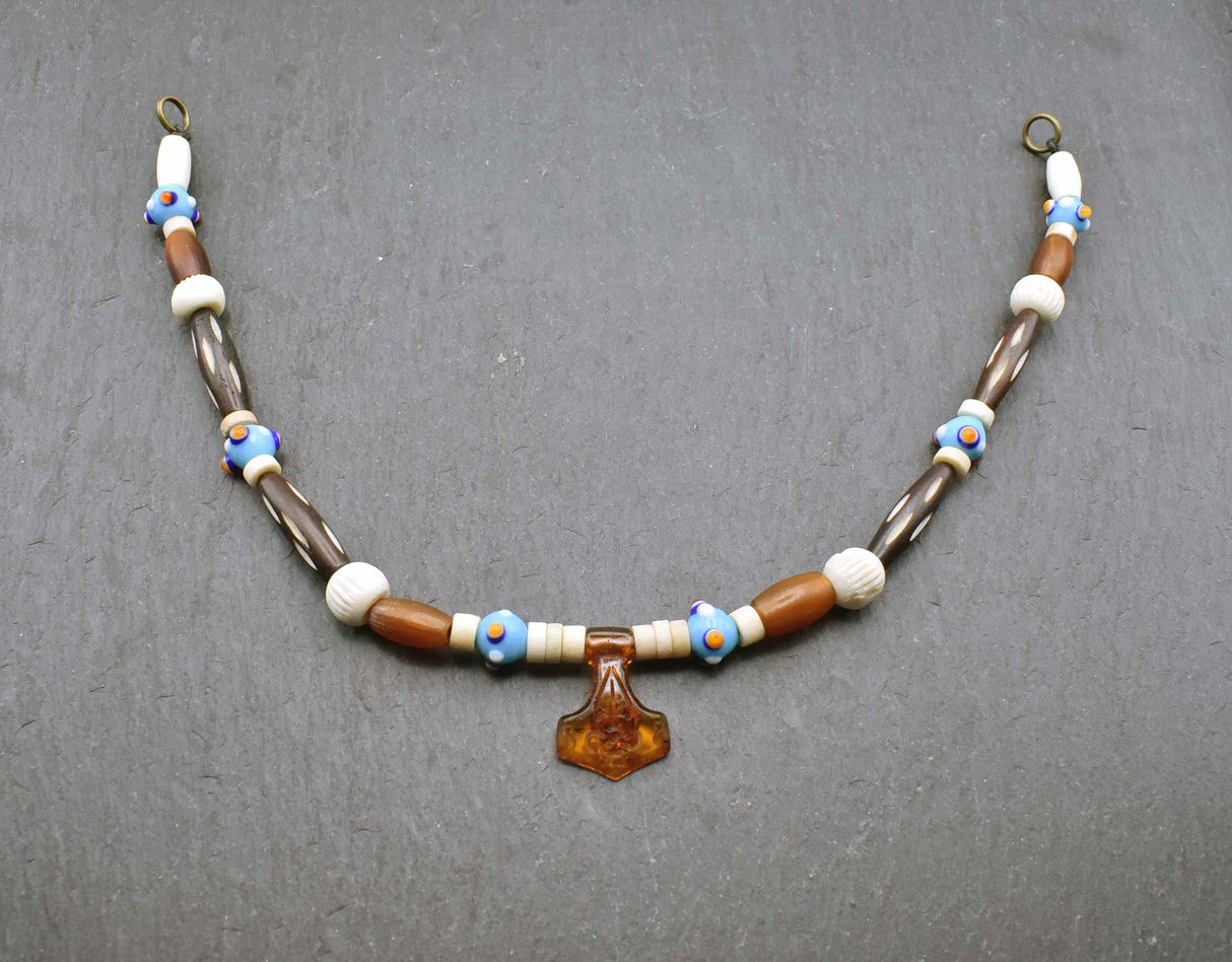 Thorshammer Fibelkette aus Bernstein mit Horn- und Knochenperlen von BELANAS SCHATZKISTE