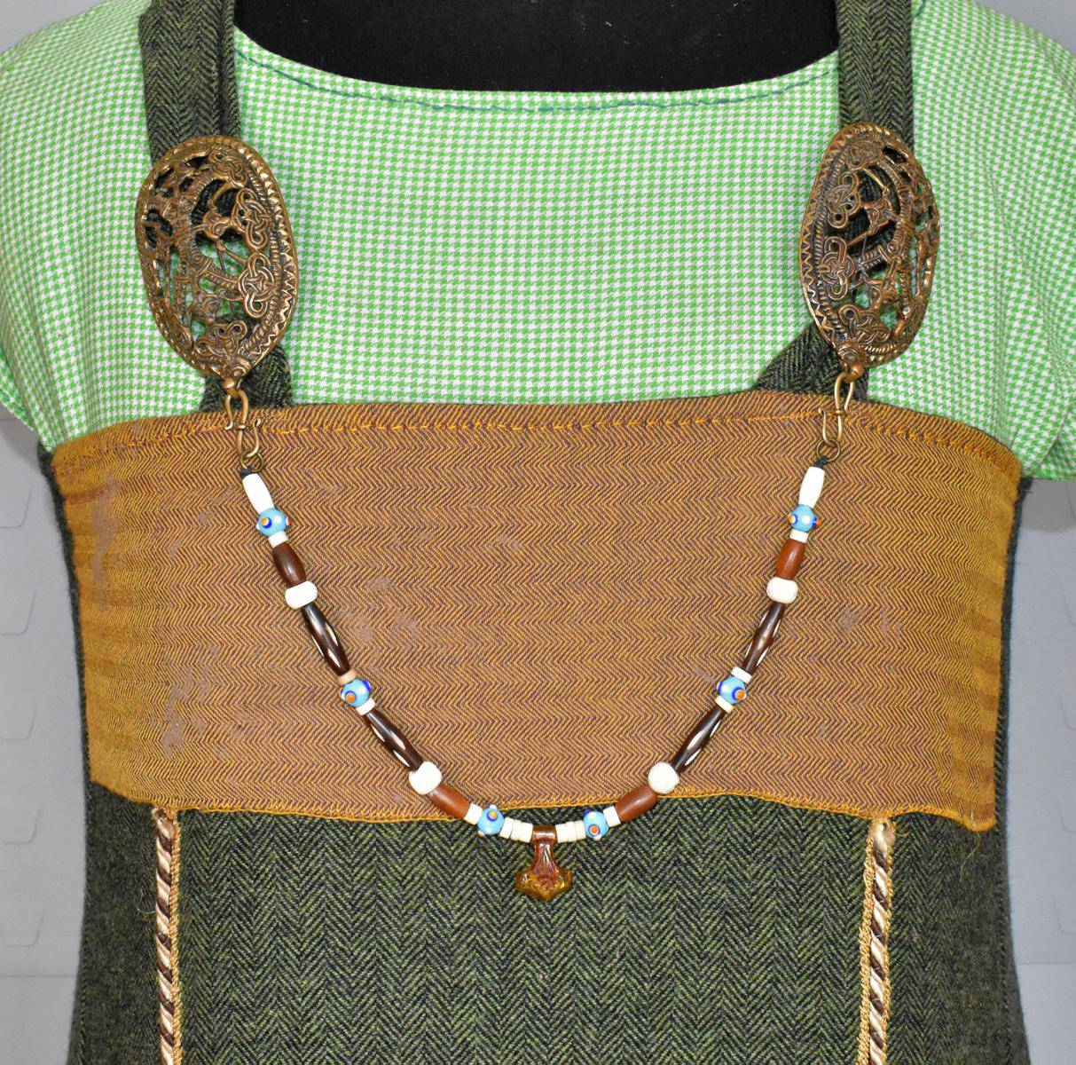 Tragebild der Thorshammer Fibelkette aus Bernstein mit Horn- und Knochenperlen von BELANAS SCHATZKISTE