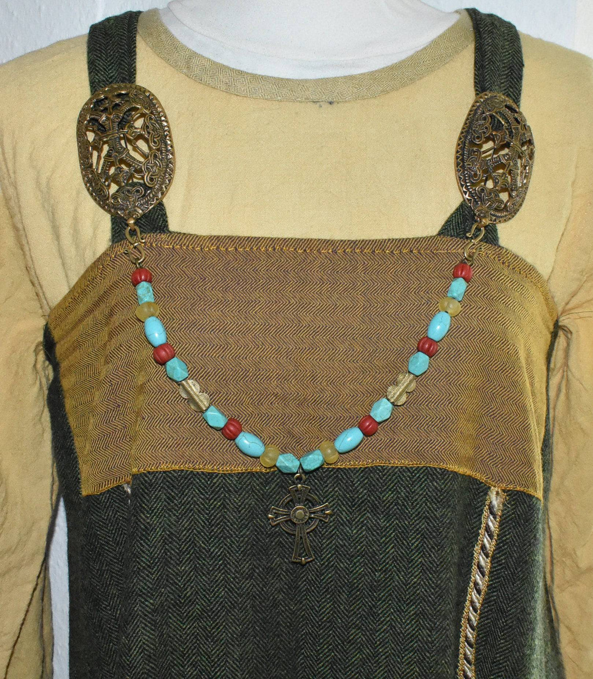 Tragebild der keltische Fibelkette mit Keltenkreuz