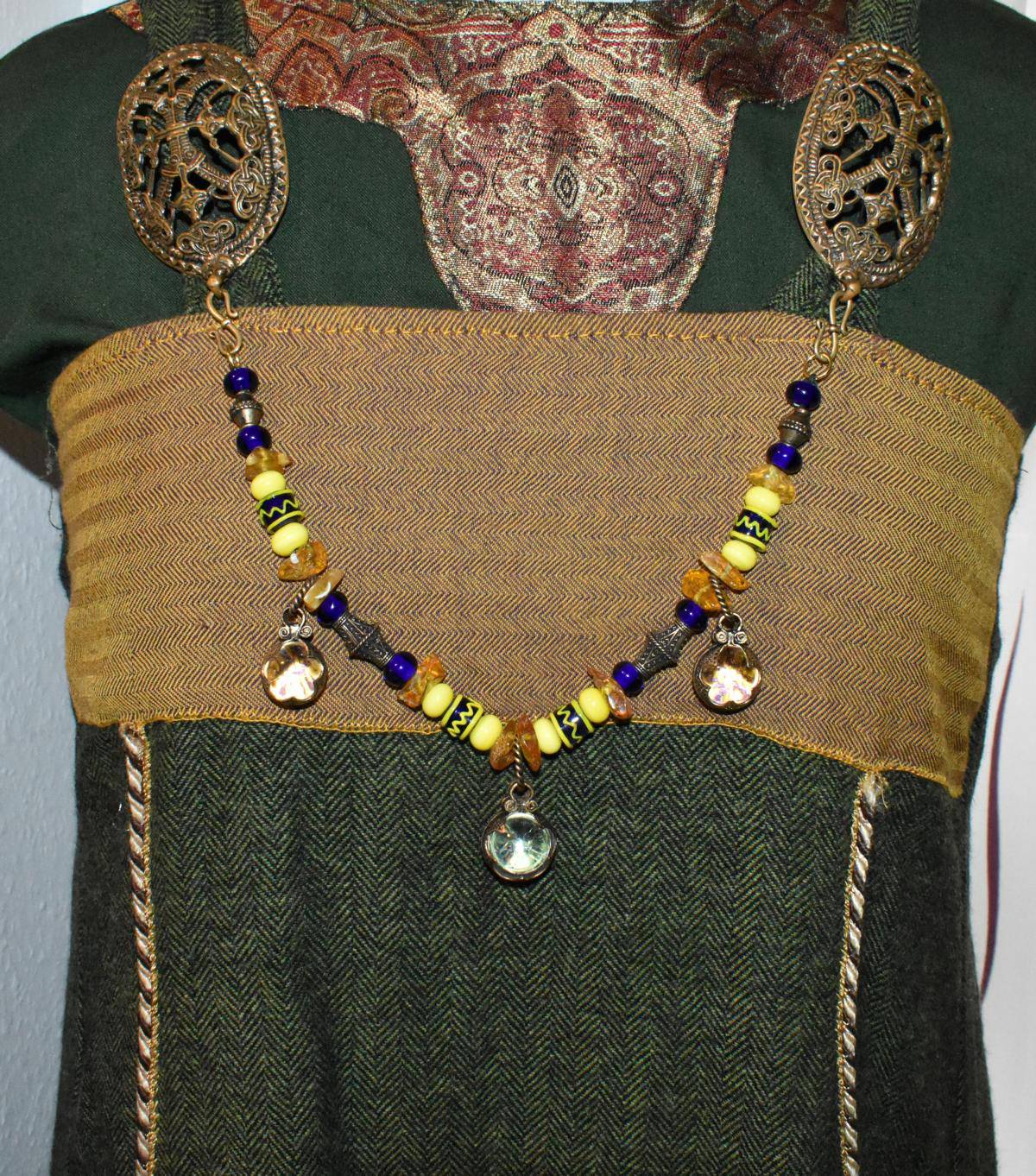 Tragebild der Bernstein Fibelkette mit Gotland Sphären von BELANAS SCHATZKISTE