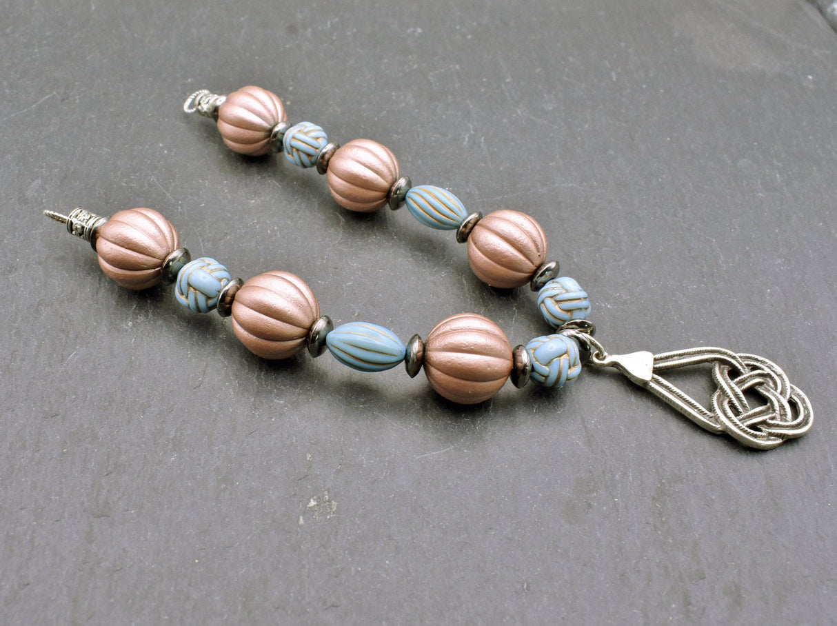 Keltische Fibelkette mit Keltenknoten Anhänger in rosa und babyblau von BELANAS SCHATZKISTE