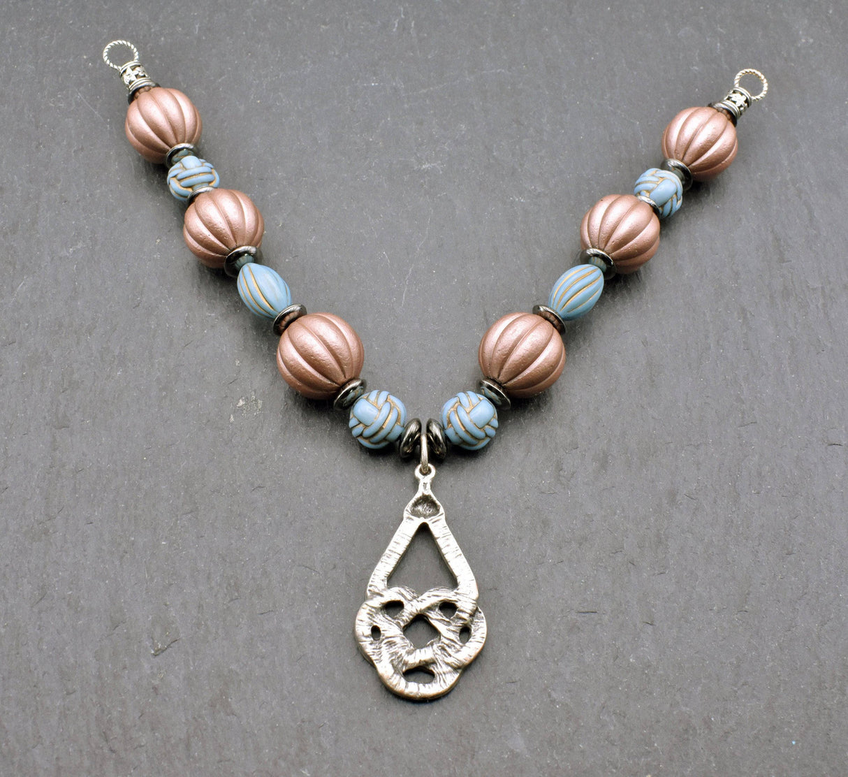 Keltische Fibelkette mit Keltenknoten Anhänger in rosa und babyblau von BELANAS SCHATZKISTE