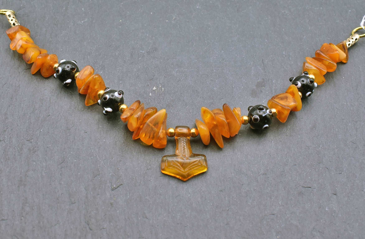 Bernstein Fibelkette mit Thorshammer und schwarzen Glasperlen