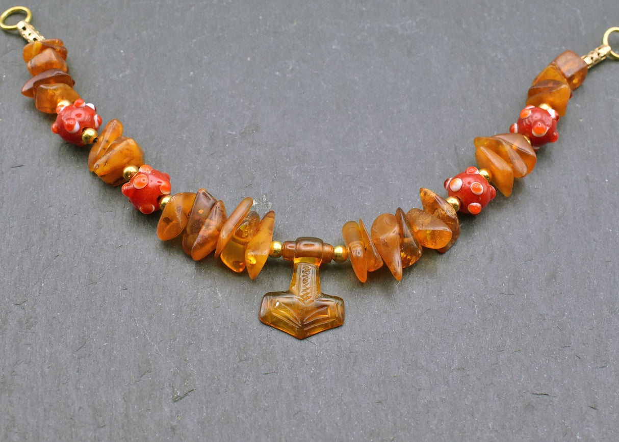 Bernstein Fibelkette mit Thorshammer und roten Glasperlen