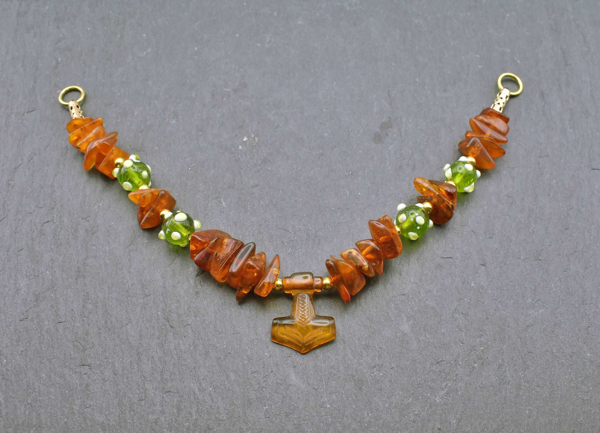 Bernstein Fibelkette mit Thorshammer und grünen Glasperlen