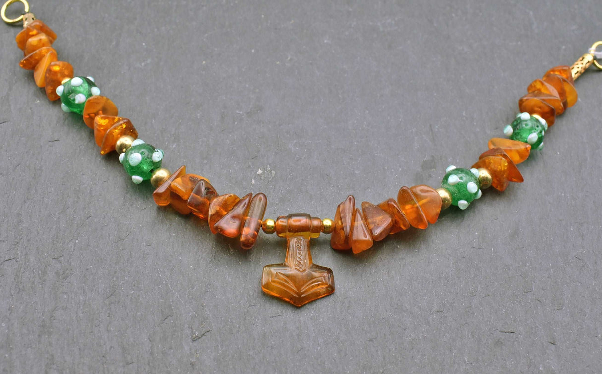 Bernstein Fibelkette mit Thorshammer und grünen Glasperlen
