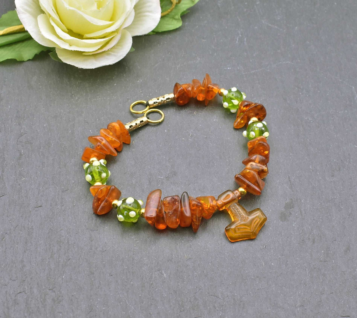 Bernstein Fibelkette mit Thorshammer und roten Glasperlen