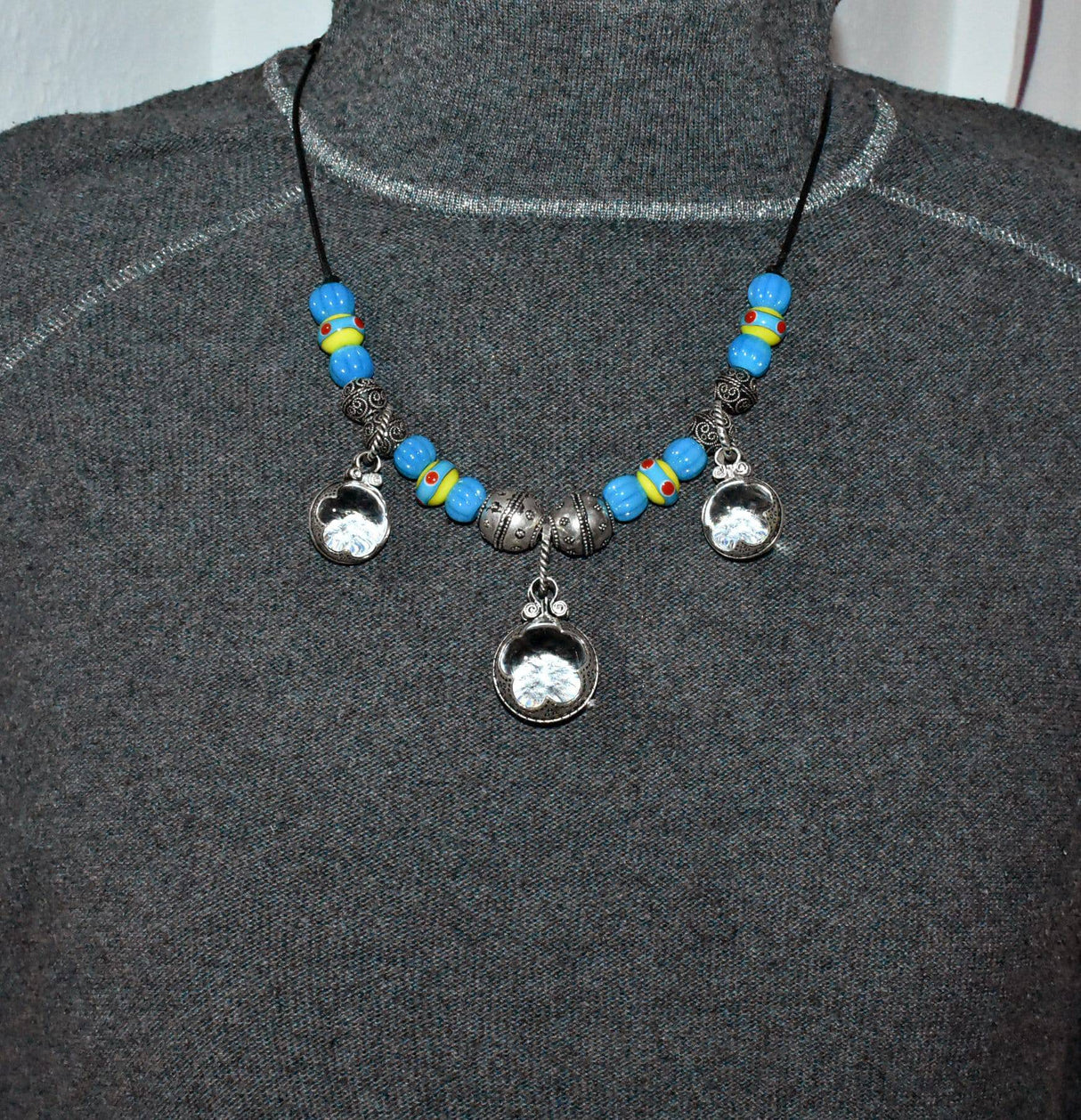 Tragebild der Wikinger Gotland Kette in Silber Blau und Gelb von BELANAS SCHATZKISTE