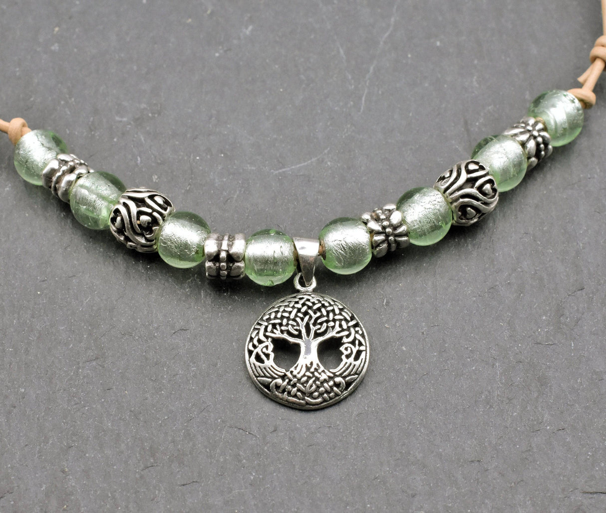 Glasperlenkette mit Yggdrasil mit hellgrünen Glasperlen