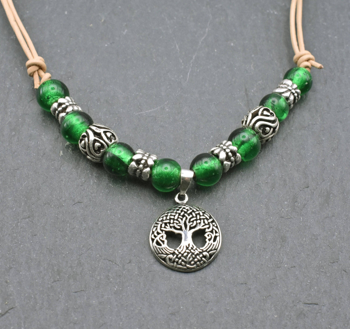 Glasperlenkette mit Yggdrasil mit dunkelgrünen Glasperlen